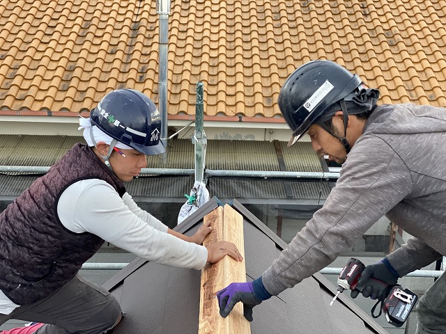 屋根修理中の職人