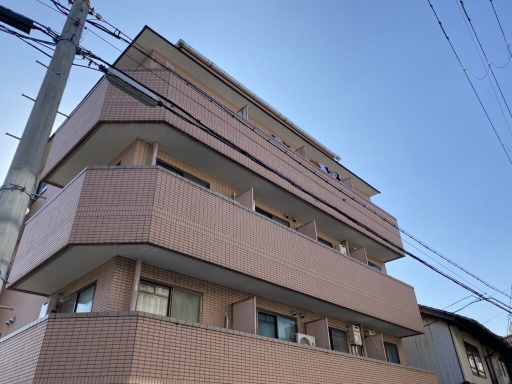 雨漏りするマンション外観