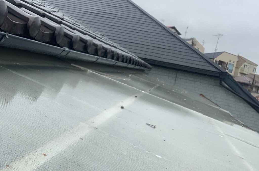 ベランダ屋根の不適切な素材とビスの緩み